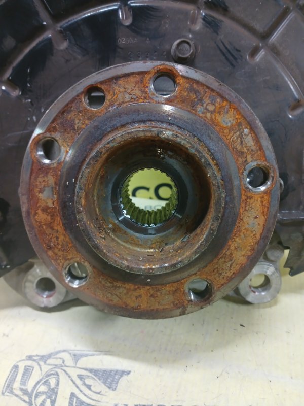 Цапфа ( Поворотний кулак) передняя левая 200 2015 2.4 Цапфа ( Поворотний кулак) передняя левая 200 2015 2.4