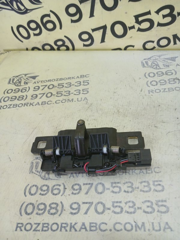 Петля-зацеп (ответная часть) замка двери задний Audi Q5 2020 80A DJYA 80A827507A Б/У