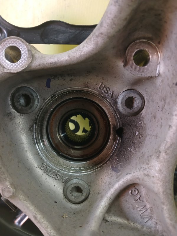 Цапфа ( Поворотний кулак) задняя левая Volkswagen Tiguan Tiguan 2 DGUA Цапфа ( Поворотний кулак) задняя левая Volkswagen Tiguan Tiguan 2 DGUA