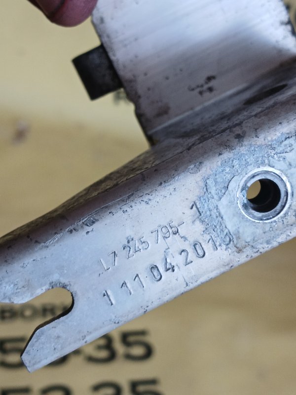 Кронштейн радиатора левый 328 2013 F30 2.0 Кронштейн радиатора левый 328 2013 F30 2.0