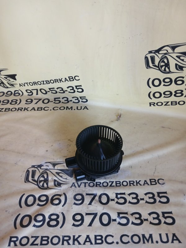 Запчасть вентилятор печки Audi Q5 2018 80A 2.0 4M1820021B Б/У Вентилятор печки Audi Q5 2018 80A 2.0 4M1820021B Б/У