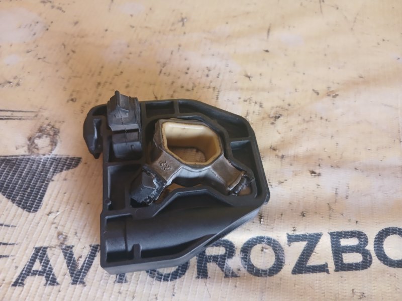 Кронштейн радиатора левый 328 2013 F30 2.0 Кронштейн радиатора левый 328 2013 F30 2.0