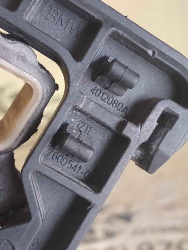 Кронштейн радиатора левый 328 2013 F30 2.0 Кронштейн радиатора левый 328 2013 F30 2.0