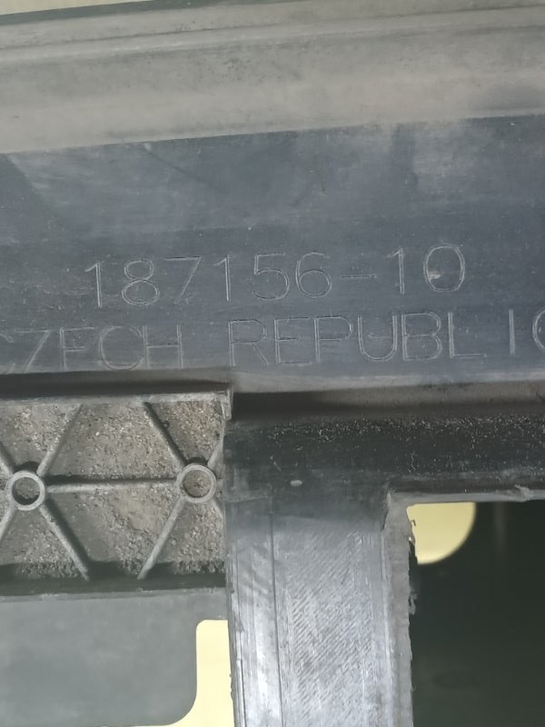 Дефлектор радиатора 750 2016 G11 G12 4.4 Дефлектор радиатора 750 2016 G11 G12 4.4