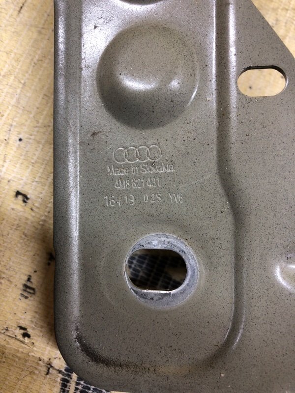 Кронштейн крыла передний левый Q8 2019 3.0 Кронштейн крыла передний левый Q8 2019 3.0