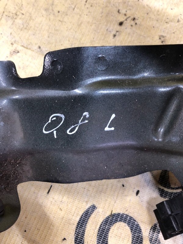 Кронштейн крыла передний левый Q8 2019 3.0 Кронштейн крыла передний левый Q8 2019 3.0