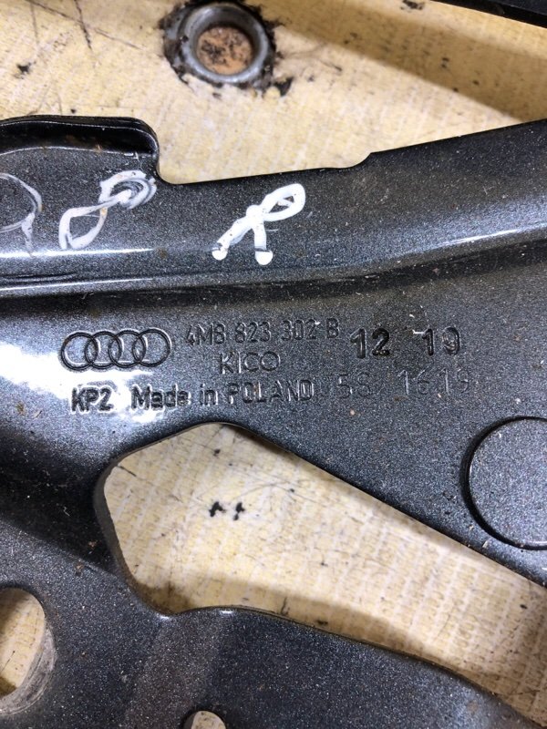 Петля капота передняя правая Audi Q8 3.0 Петля капота передняя правая Audi Q8 3.0