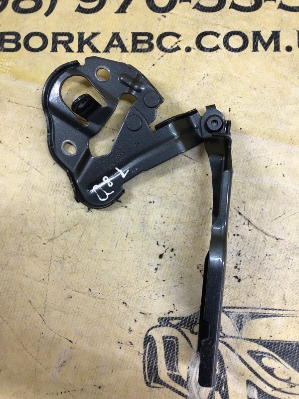 Петля капота передняя левая Q8 2019 3.0 Петля капота передняя левая Q8 2019 3.0