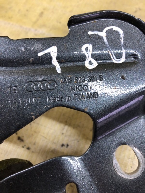 Петля капота передняя левая Audi Q8 3.0 Петля капота передняя левая Audi Q8 3.0