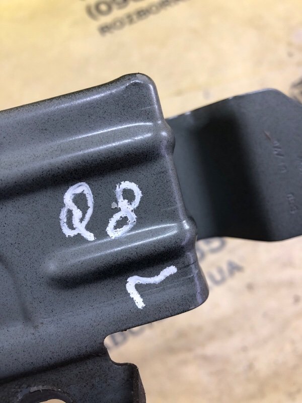 Кронштейн крыла передний левый Q8 2019 3.0 Кронштейн крыла передний левый Q8 2019 3.0