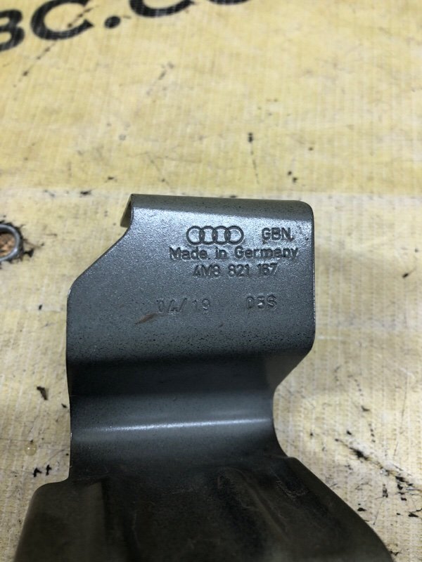 Кронштейн крыла передний левый Q8 2019 3.0 Кронштейн крыла передний левый Q8 2019 3.0