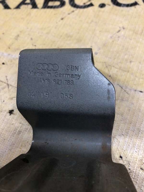 Кронштейн крыла передний правый Q8 2019 3.0 Кронштейн крыла передний правый Q8 2019 3.0