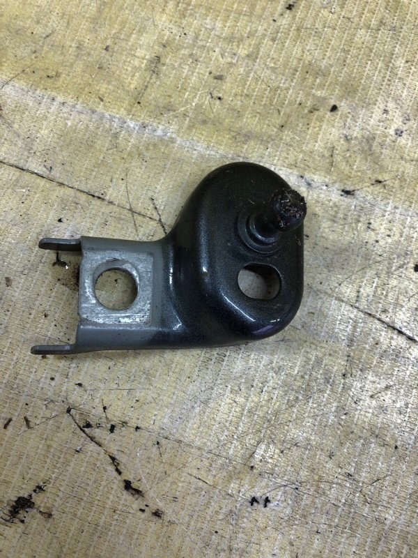 Кронштейн амортизатора капота передний правый Q8 2019 3.0 Кронштейн амортизатора капота передний правый Q8 2019 3.0