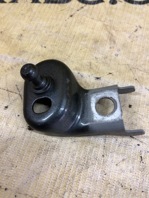 Кронштейн амортизатора капота передний левый Q8 2019 3.0 Кронштейн амортизатора капота передний левый Q8 2019 3.0