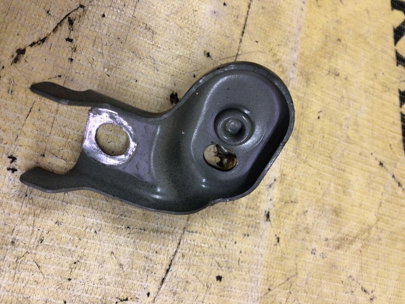 Кронштейн амортизатора капота передний левый Audi Q8 3.0 Кронштейн амортизатора капота передний левый Audi Q8 3.0