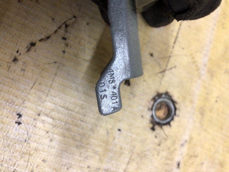 Кронштейн амортизатора капота передний левый Q8 2019 3.0 Кронштейн амортизатора капота передний левый Q8 2019 3.0