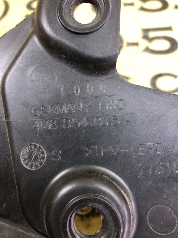 Брызговик левый Q8 2018 4M 3.0