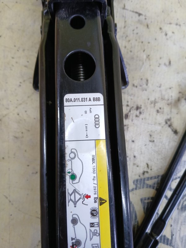 Домкрат Audi Q5 80A 2.0 Домкрат Audi Q5 80A 2.0