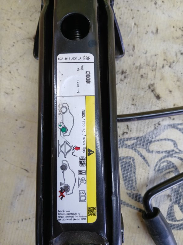 Домкрат Audi Q5 80A 2.0 Домкрат Audi Q5 80A 2.0