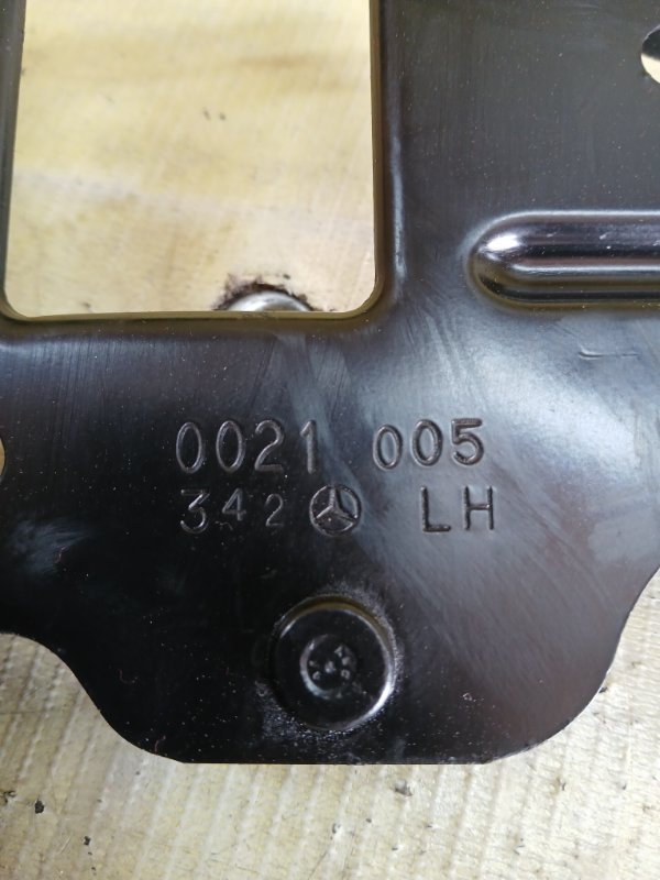 Кронштейн замка капота передний левый GLS 450 4MATIC 2018 276 3.0 biturbo Кронштейн замка капота передний левый GLS 450 4MATIC 2018 276 3.0 biturbo