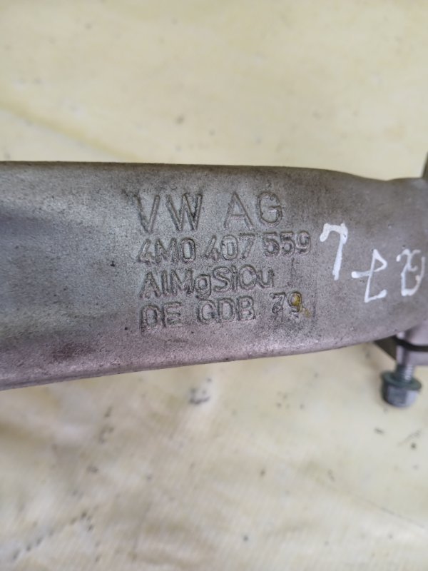 Цапфа передняя левая Q7 2020 4M DCBD Цапфа передняя левая Q7 2020 4M DCBD