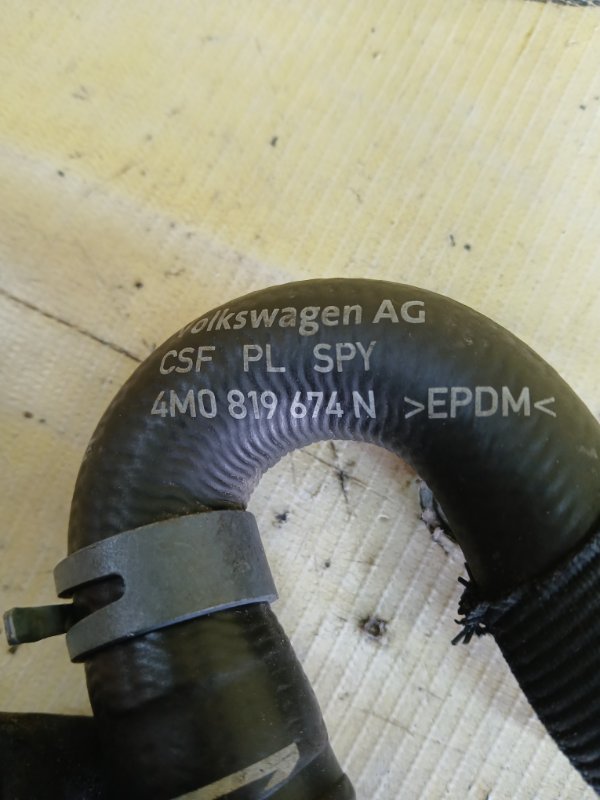 Патрубок системы охлаждения Audi Q7 4M DCBD