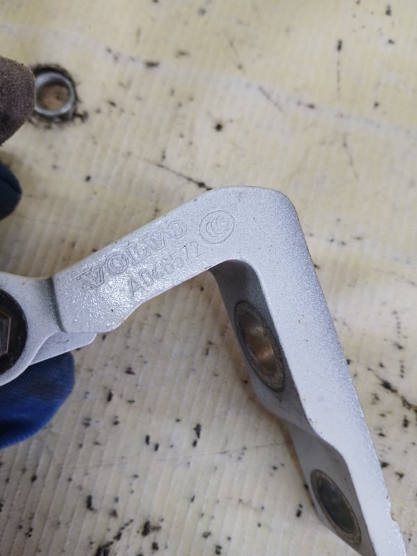 Петля двери верхняя передняя левая XC90 2021 2.0 A2 Петля двери верхняя передняя левая XC90 2021 2.0 A2