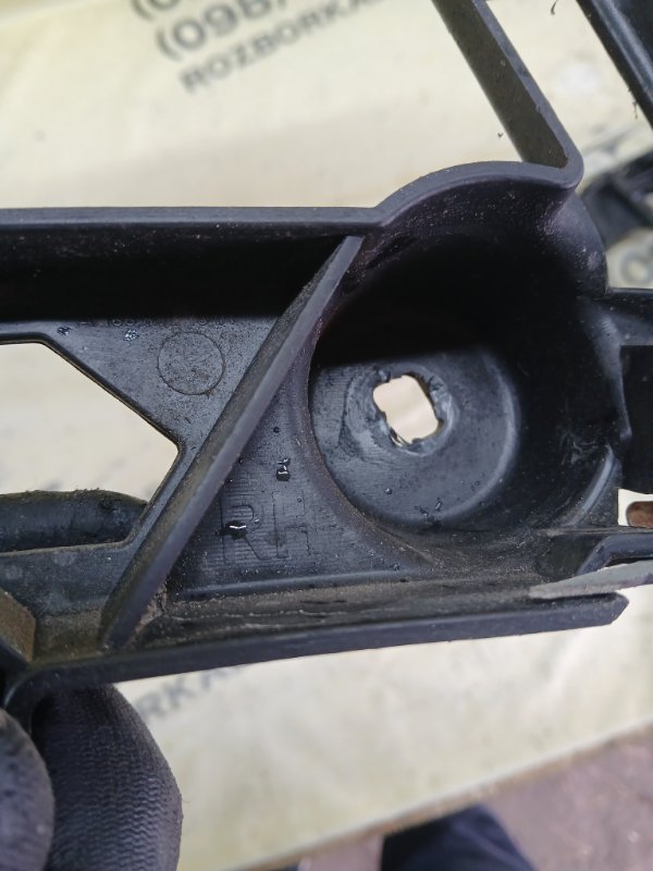 Кронштейн заднего бампера задний правый gl 450 2015 x166 276 3.0 biturbo Кронштейн заднего бампера задний правый gl 450 2015 x166 276 3.0 biturbo