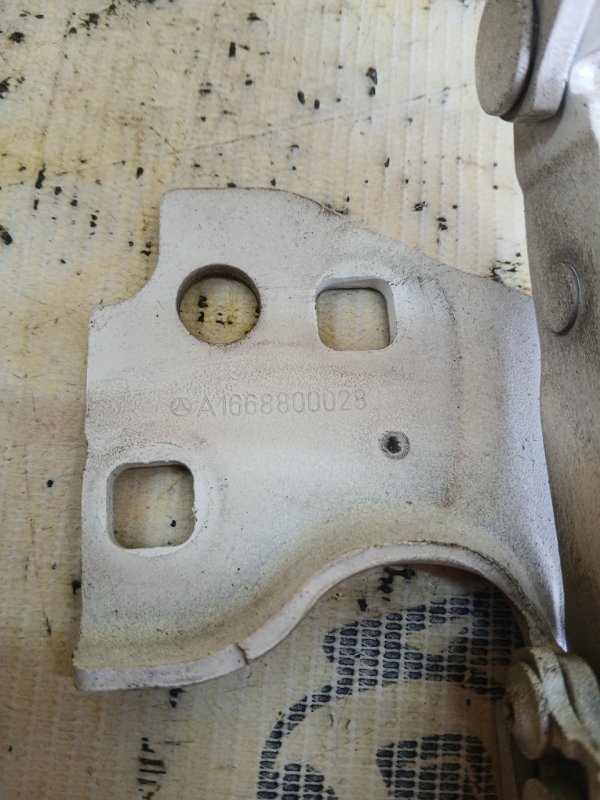 Петля капота передняя левая gl 450 2015 x166 276 3.0 biturbo Петля капота передняя левая gl 450 2015 x166 276 3.0 biturbo