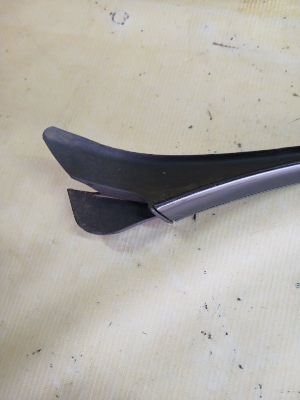 Молдинг лобового стекла передний левый Mercedes-Benz gl 450 x166 276 3.0 biturbo