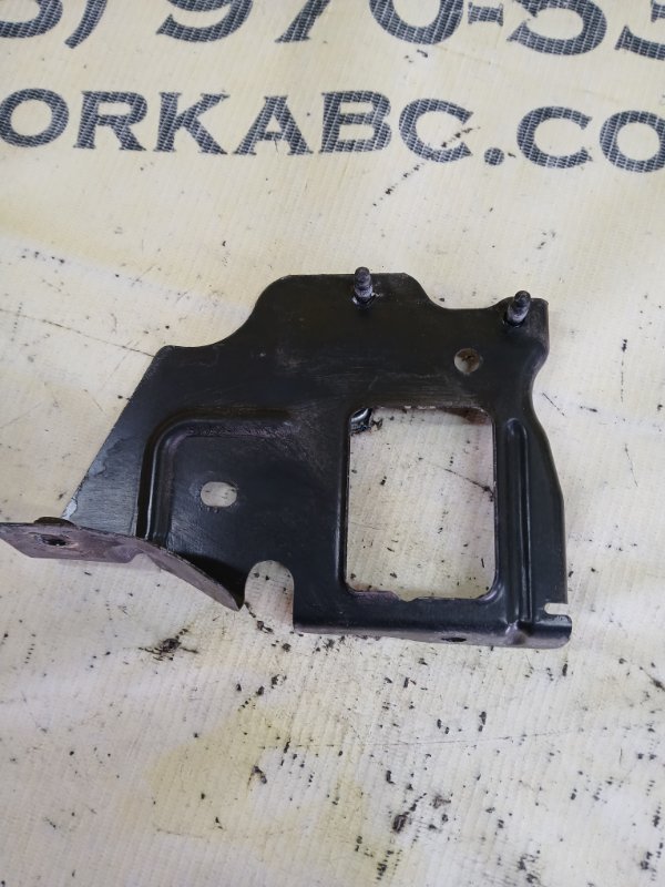 Кронштейн замка капота передний правый gl 450 2015 x166 276 3.0 biturbo Кронштейн замка капота передний правый gl 450 2015 x166 276 3.0 biturbo