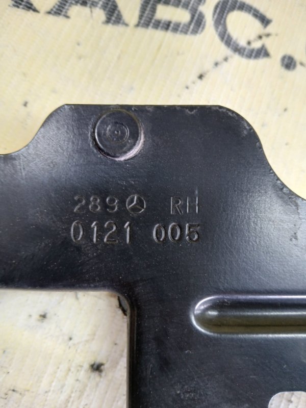 Кронштейн замка капота передний правый gl 450 2015 x166 276 3.0 biturbo Кронштейн замка капота передний правый gl 450 2015 x166 276 3.0 biturbo