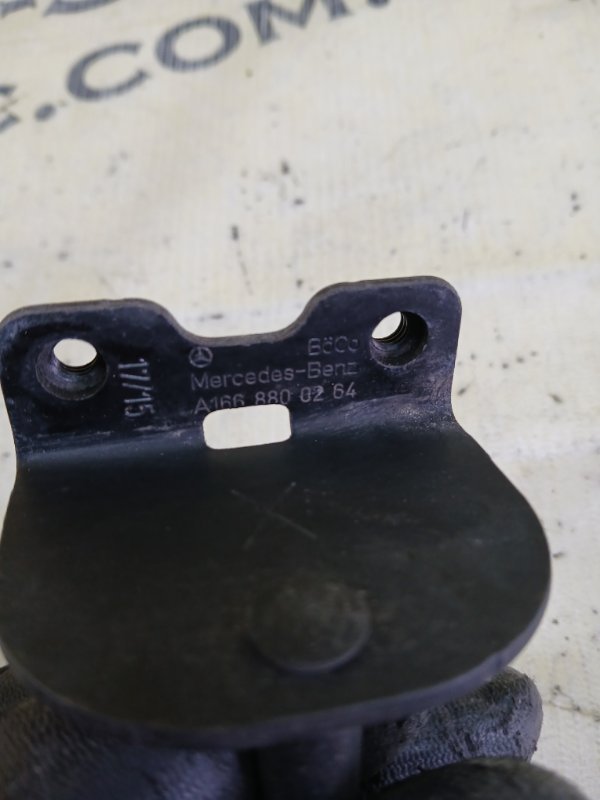 Скоба замка капота gl 450 2015 x166 276 3.0 biturbo Скоба замка капота gl 450 2015 x166 276 3.0 biturbo