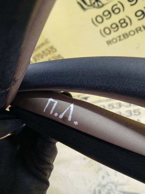 Уплотнитель двери передний левый gl 450 2015 x166 276 3.0 biturbo Уплотнитель двери передний левый gl 450 2015 x166 276 3.0 biturbo