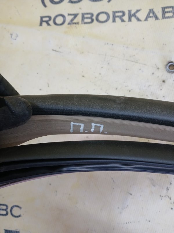 Уплотнитель двери передний правый gl 450 2015 x166 276 3.0 biturbo Уплотнитель двери передний правый gl 450 2015 x166 276 3.0 biturbo