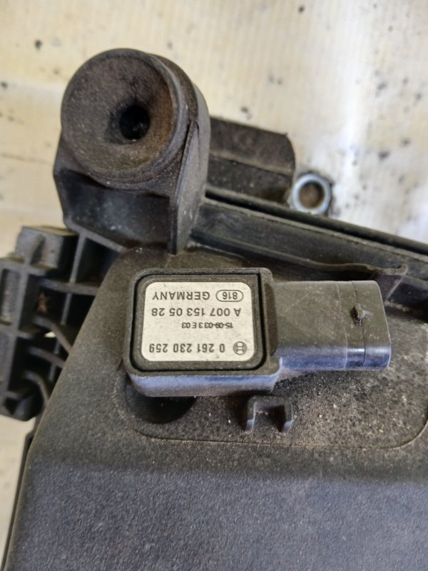 Корпус воздушного фильтра правый gl 450 2015 x166 276 3.0 biturbo Корпус воздушного фильтра правый gl 450 2015 x166 276 3.0 biturbo