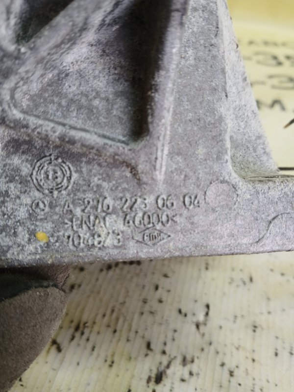 Кронштейн двигателя правый gl 450 2015 x166 276 3.0 biturbo Кронштейн двигателя правый gl 450 2015 x166 276 3.0 biturbo