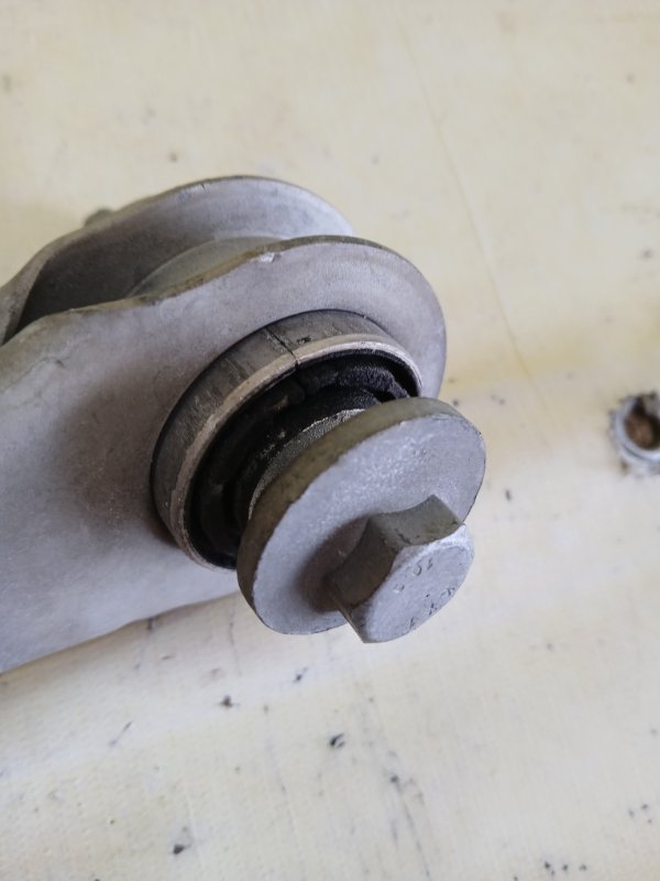 Рычаг поперечный задний левый Audi Q7 4M 3.0 Рычаг поперечный задний левый Audi Q7 4M 3.0