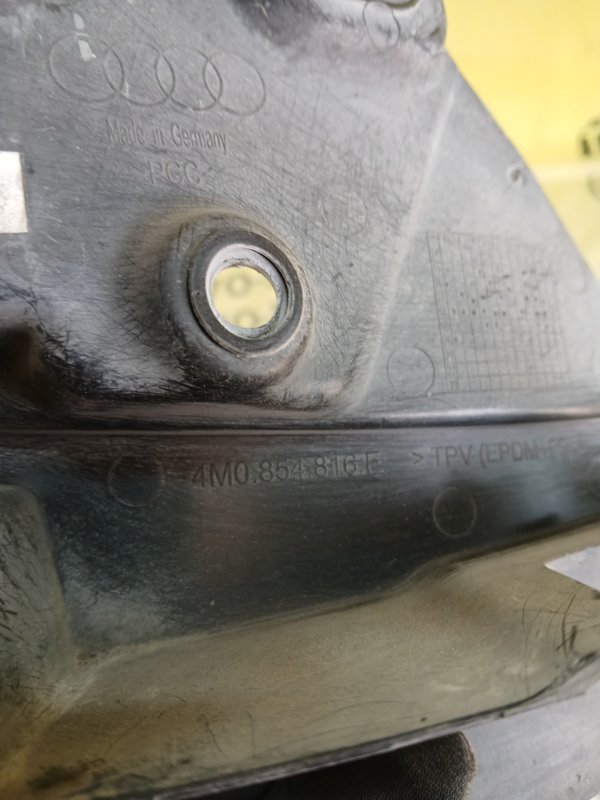 Бризговик задний правый Q7 2016 4M 3.0 Бризговик задний правый Q7 2016 4M 3.0