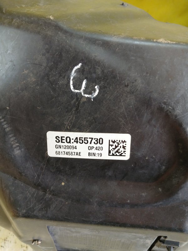 Подкрылок передний левый 200 2017 2.4 Подкрылок передний левый 200 2017 2.4