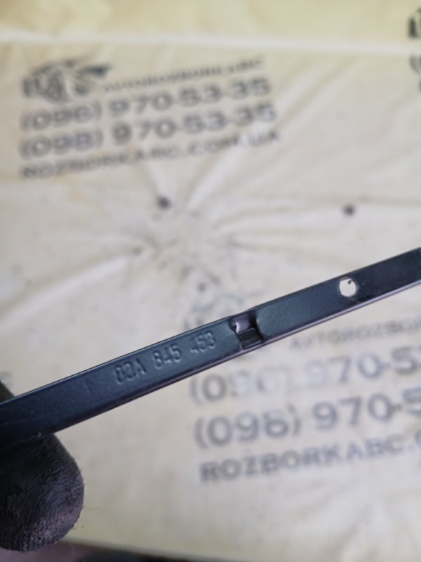 Крепление молдинга лобового стекла переднее левое Q3 2021 83A 2.0 CZRA Крепление молдинга лобового стекла переднее левое Q3 2021 83A 2.0 CZRA