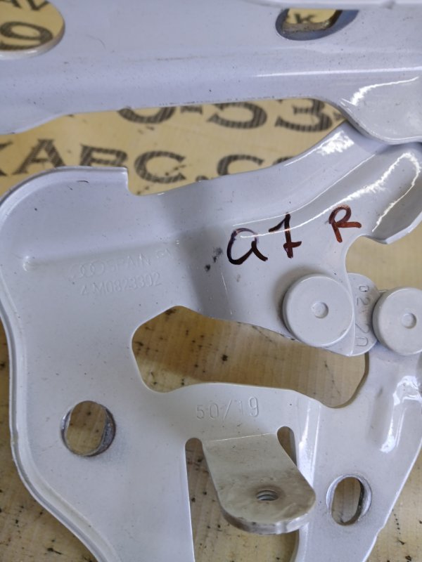 Петля капота передняя правая Q7 2020 4M DCBD Петля капота передняя правая Q7 2020 4M DCBD