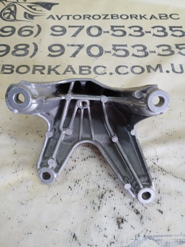 Кронштейн опоры двигателя передний левый Audi Q8 DCBD Кронштейн опоры двигателя передний левый Audi Q8 DCBD