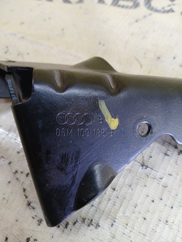 Кронштейн крышки двигателя Audi Q8 DCBD Кронштейн крышки двигателя Audi Q8 DCBD