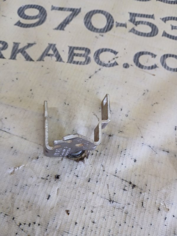 Кронштейн проводки Q8 2019 DCBD Кронштейн проводки Q8 2019 DCBD