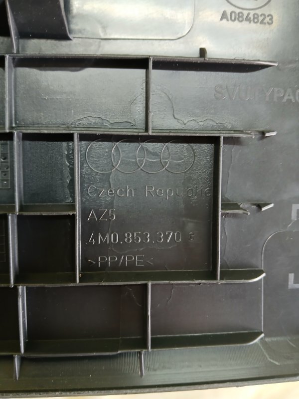 Накладка порога салона правая Q8 2019 DCBD