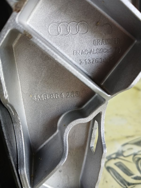 Центральна консоль Audi Q8 DCBD