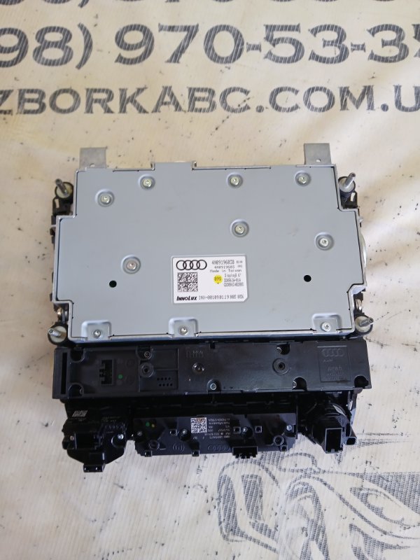 Дисплей мультимедия Q8 2019 DCBD