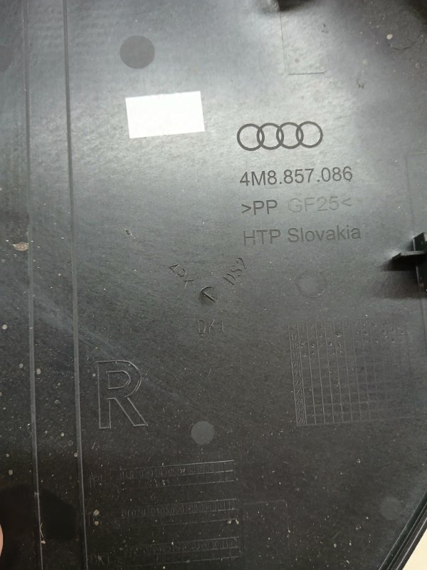 Накладка торпеди правая Audi Q8 DCBD