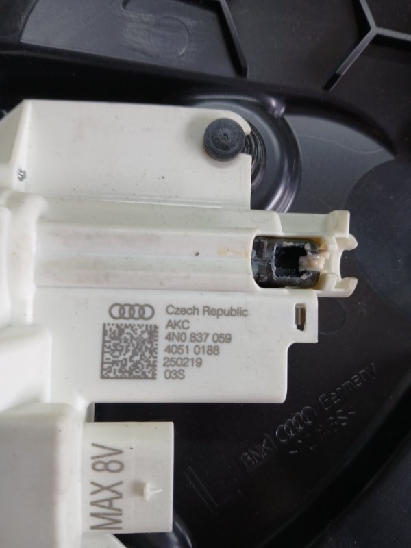 Дотяжка двери передняя левая Q8 2019 DCBD Дотяжка двери передняя левая Q8 2019 DCBD